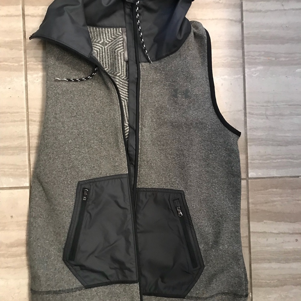 Under armor women’s small vest-new